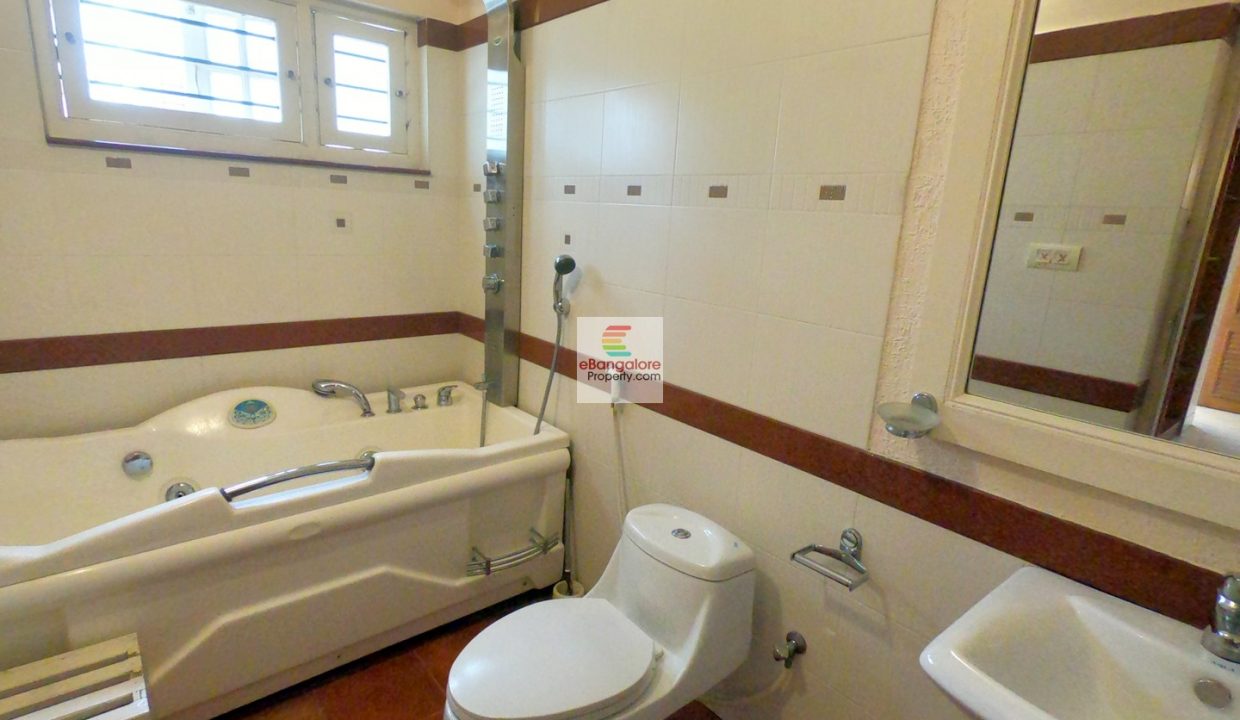 Bathroom-with-Bathtub